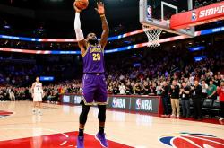 球星詹姆斯斩获新赛季首个三双，引发球迷热议