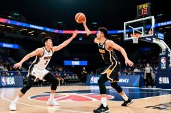 精湛传球配合，展现出球队默契黄金时刻