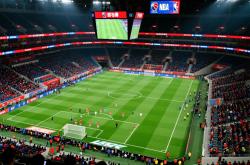 楚河汉界的足球赛场上，高手云集谁与争锋